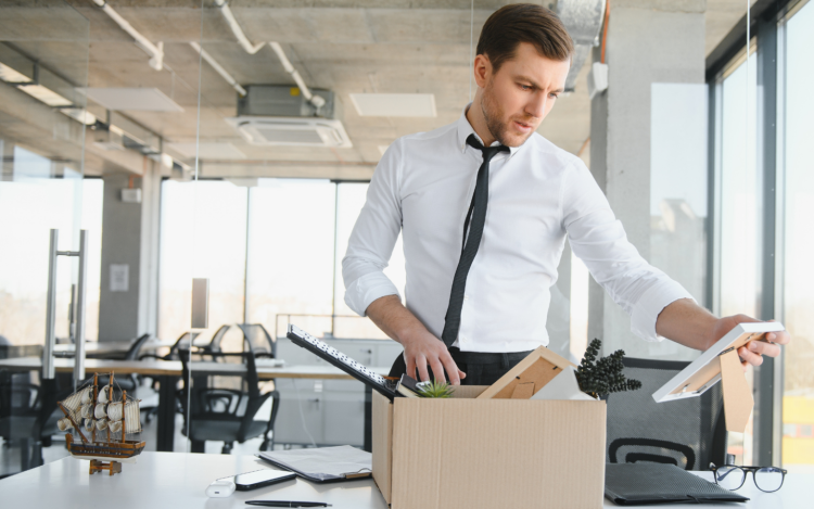 perbedaan karyawan tetap dan kontrak